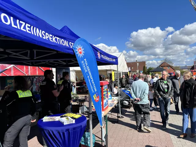 Großer Andrang auf der Blaulichtmeile | Foto: Polizeiinspektion Stade