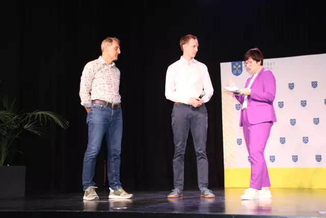 BSV Triathlon mit Stefan Hebecker und Martin Ünal, die stellvertretend für 15 Triathleten Medaillen entgegennehmen