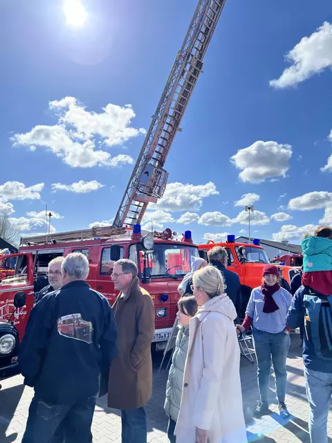 Die Feuerwehr stellte u.a. eine Drehleiter aus | Foto: Polizeiinspektion Stade