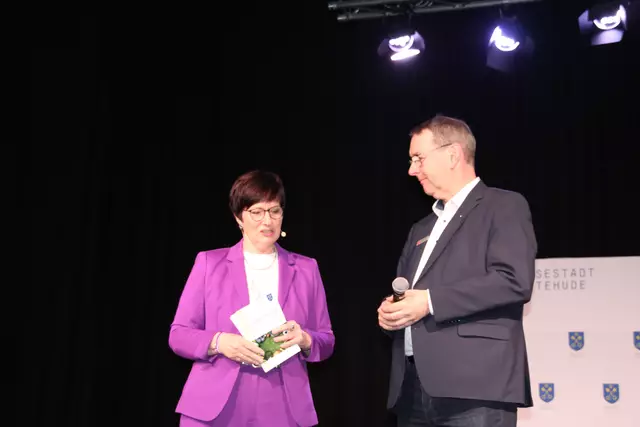 Bürgermeisterin Katja Oldenburg-Schmidt im Gespräch mit Matthias Weiß, Regionaldirektor der Sparkasse Harburg-Buxtehude, die den Buxtehuder Sport als Sponsor in vielen Bereichen unterstützt