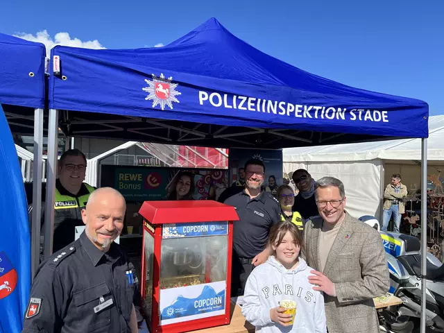 Verkehrssicherheitsberater Thomas Mehnen (li.) und Landrat Kai Seefried (re.) an der "Coopcorn"-Maschine | Foto: Polizeiinspektion Stade