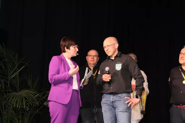 Katja Oldenburg-Schmidt im Gespräch mit Ralf Richter vom Schützenverein Altkloster, der den Nachwuchs betreut und trainiert