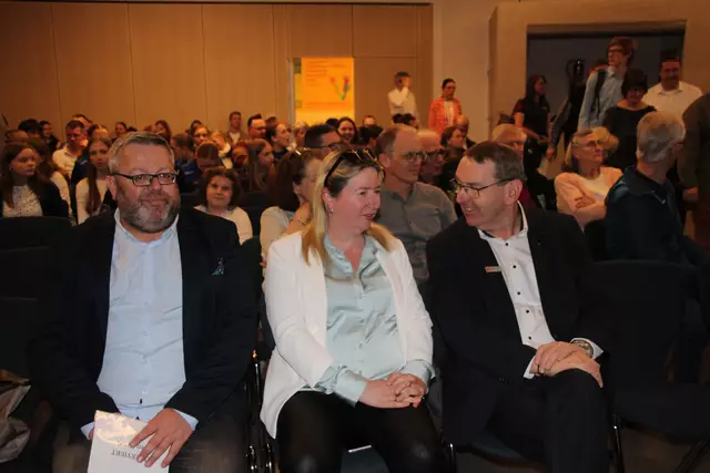 Im Publikum: Ralf Dessel (li. Erster Stadtrat), Birgit Butter (CDU-Landtagsabgeordnete) und Matthias Weiß von der Sparkasse Buxtehude