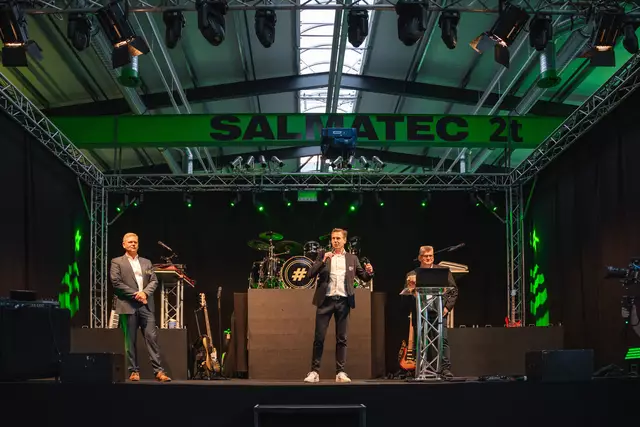 Die Salmatec Geschäftsführer André Müller, Bernd Petersen und Christian Müller begrüßten die zahlreichen Gäste aus 15 Ländern | Foto: Salmatec