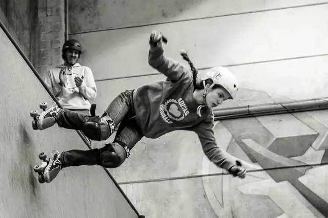 Charly M. aus Fleestedt stürzt sich die Rampe herunter - die erfahrenen Coaches geben Tipps | Foto: Joe Melzer