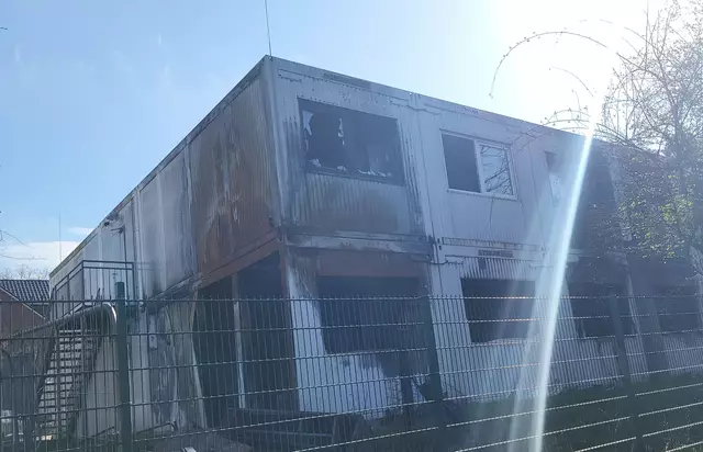 Der Brand Anfang Juli 2024 zerstörte einen ganzen Container-Riegel der Flüchtlingsunterkunft | Foto: sh