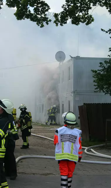 Unzählige Einsatzkräfte kämpften gegen das Feuer und um das Leben der Menschen, die dort wohnten und arbeiteten | Foto: pm