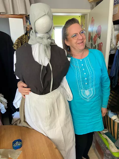 Angela Gottschalk schneidert die Kostüme für die Oste-Saga-Darstellerinnen und -Darsteller | Foto: May-Britt Müller
