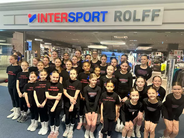 Die Wieka Cheerleader vom TSV Wiepenkathen boten zum Meyer´s Frischecenter Schlemmertag tolle Auftritte in der Mall  | Foto: MFC Stade/cku