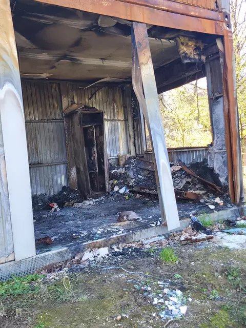 Hier lebten Flüchtlinge - die zerstörten Container stehen noch immer auf dem Gelände an der Bremer Straße in Buchholz | Foto: sh