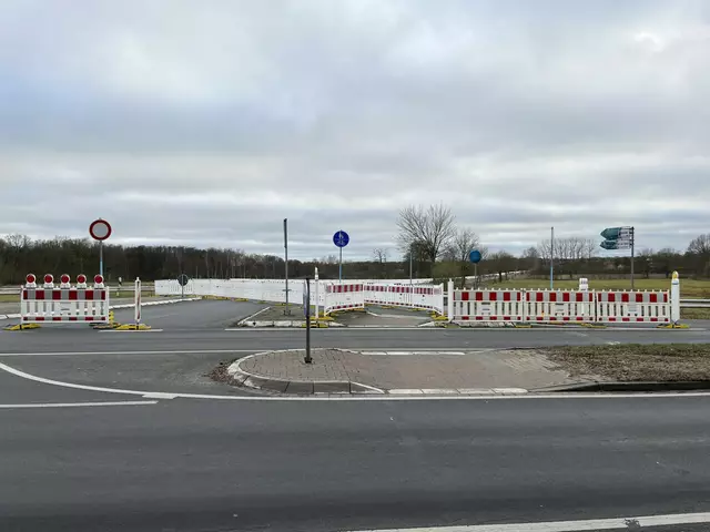 Die Maschener Straße zwischen den Straßen "Unner de Bult" und "Bosteler Feld/Rieselwiesen" ist zunächst vollständig gesperrt. Anliegende Firmen können von Hittfeld kommend erreicht werden | Foto: sra