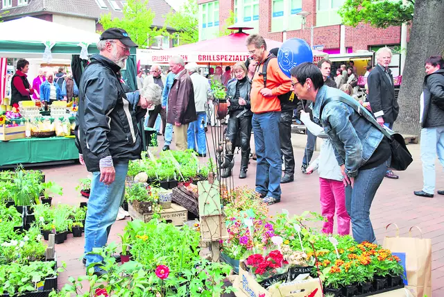Das Blumenangebot zog viele Besucher in die Innenstadt | Foto: Axel-Holger Haase