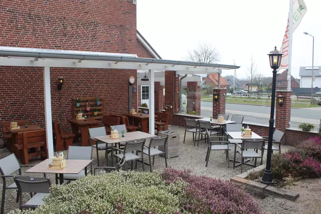 Hier sitzt man gemütlich und Windgeschützt: Im Biergarten des Frommanns Landhotels und Privatbrauerei | Foto: pm