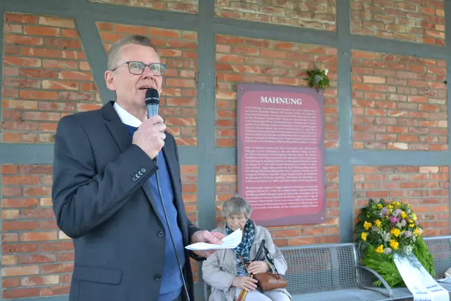 Bürgermeister Uwe Blanck erinnerte an das menschliche Handeln während eines der dunkelsten Kapitel Deutschlands | Foto: bim