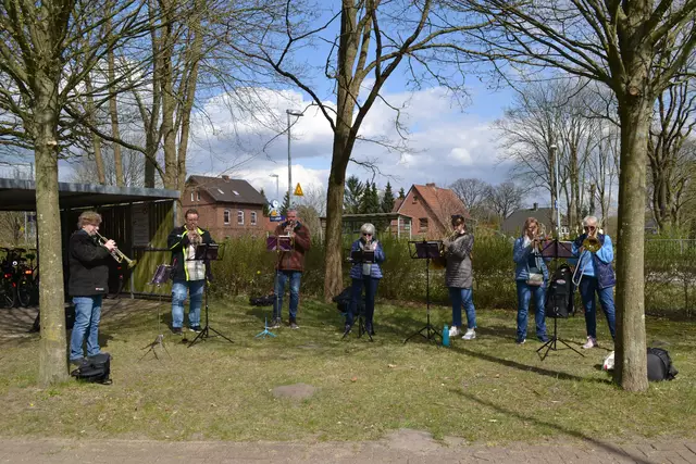 Der Posaunenchor unter der Leitung von Imke Rehder (li.) umrahmte die Gedenkfeier musikalisch | Foto: bim