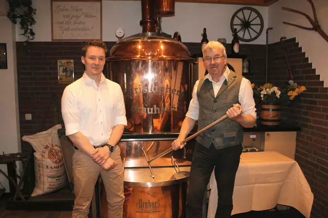 Max Frommann (li.) und Heiner Frommann vor dem Braukessel | Foto: pm