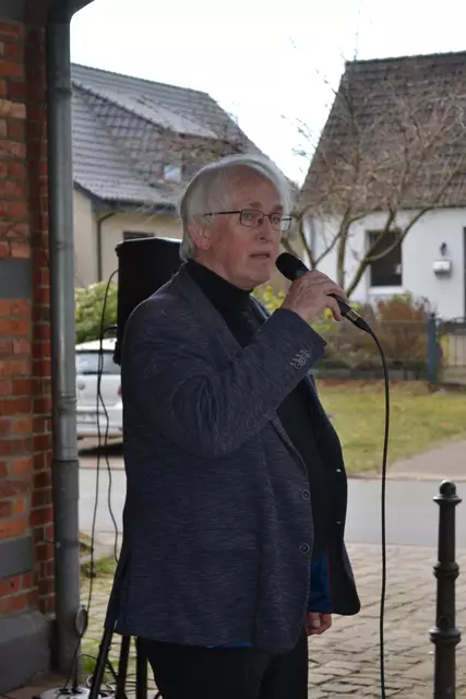 Der frühere Bürgermeister Heinrich Richter hatte die Idee, an die während der Todesfahrt getöteten KZ-Häftlinge mit einer Tafel am Bahnhof zu erinnern | Foto: bim