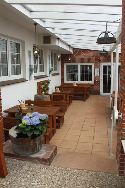 Hier sitzt man gemütlich und überdacht: Im Biergarten des Frommanns Landhotels und Privatbrauerei | Foto: pm