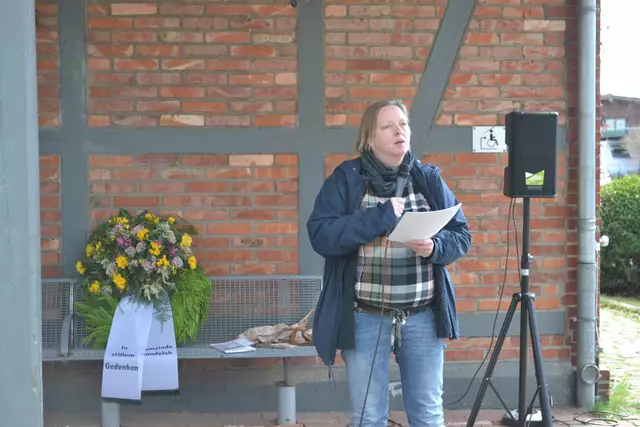 Pastorin Enny Wilts erinnerte in ihrer Rede u.a. an die Bedeutung von Namen, derer die Getöteten beraubt wurden | Foto: bim