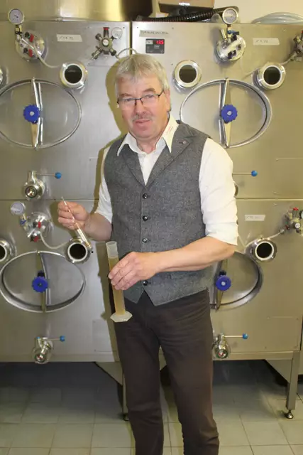 Heiner Frommann kontrolliert den Fortschritt des Brauprozesses | Foto: pm