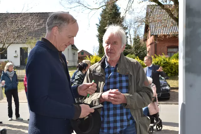 Thomas Meyer im Gespräch mit Adolf Staack (re.), Mitautor des Buches über die KZ-Züge auf der Heidebahn "Nur Gott der Herr kennt ihre Namen" | Foto: bim