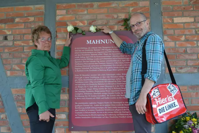 Legten weiße Rosen an der Tafel am Bahnhof ab: die Ratsmitglieder Sonja Kröger und Stephan Ebel | Foto: bim