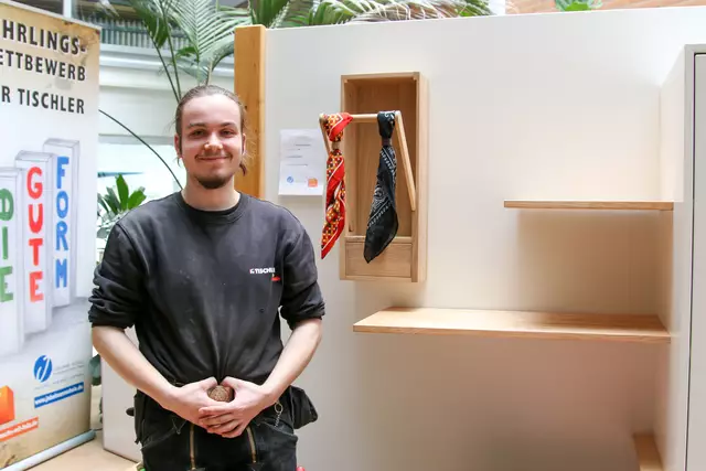 Hallo Oldach mit seiner Garderobe | Foto: Die Medienfrau