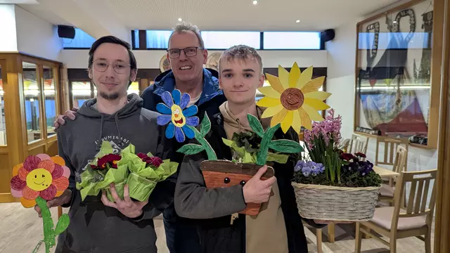 Schützenoberst Jürgen Meinberg (Mi.) gratuliert Elias Kröger (re.) und Oliver Knöbl zum Sieg beim Figurenschießen | Foto: Janina Richert