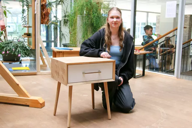 Smilla Klindworth mit ihrem Nachttisch | Foto: Die Medienfrau