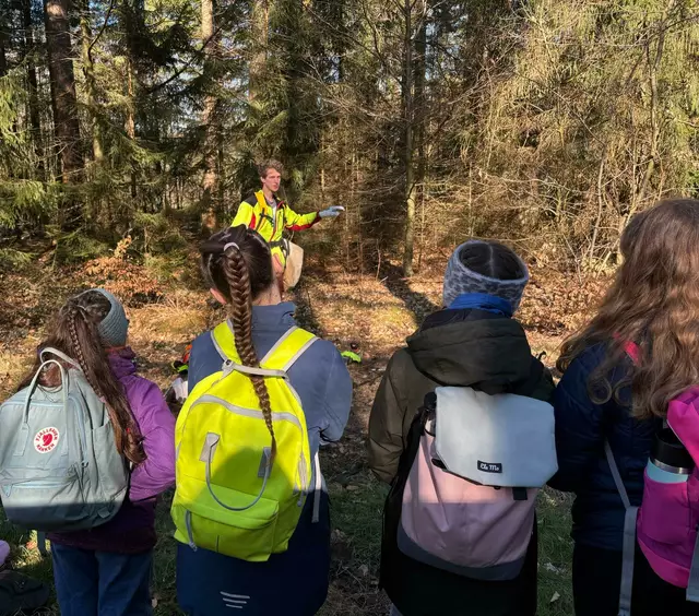 Die Kinder lauschen gebannt – es wurde nicht nur zugehört, die Kinder durften die Waldarbeit auch selbst ausprobieren | Foto: Landesforsten/Offermanns