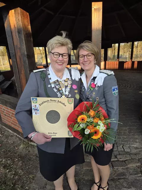 Neue Stadt-Beste Dame Britta Meyer (li.) vom Schützenverein Bützfleth mit ihrer Präsidentin Nicole Müller | Foto: Kathrin von Holt / Schützenverein Bützfleth