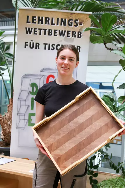 Janna Hildebrand mit ihrem Holztablett | Foto: Die Medienfrau