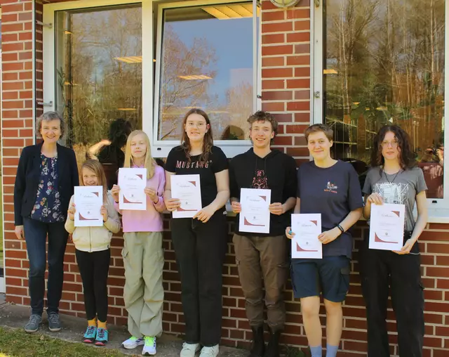 Elke Fragel (li.) mit den Teilnehmenden des plattdeutschen Lesewettbewerbs am VLG | Foto: VLG / Holger Burfeindt