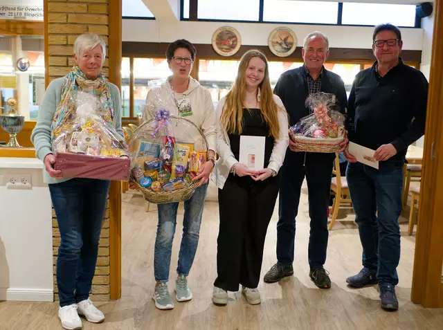 Freude über den Erfolg beim Schießen auf die Deckelscheibe (v. li.): Renate Heuer, Maj-Britt Koch, Kira Kurock, Eckhard Eichhorn und Manfred Menth | Foto: Janina Richert