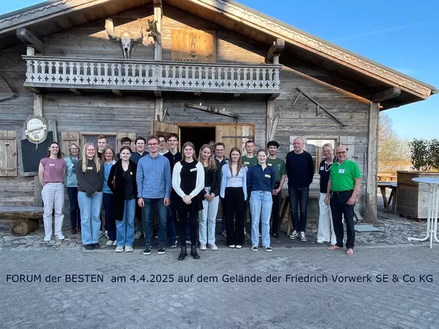 Das Bild zeigt alle Preisträgerinnen und Preisträger, auch einige aus vorigen Jahren. Die Landessiegerin Johanna Pluschke steht mittig vor der Gruppe. Am rechten Bildrand CEO Torben Kleinfeldt, Andrea und Ralf Verdieck
