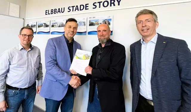 Kamen zur Vertragsunterzeichnung zusammen (v.l.n.r.): Michael Roese (ElbBau Stade-Vertriebsleiter), ElbBau Stade-Geschäftsführer Hamdi Gürel, Raphael Otto (EWE-Vertriebsleiter) und Thomas Tiedemann (EWE Key Account Manager) | Foto: Thomas Tiedemann