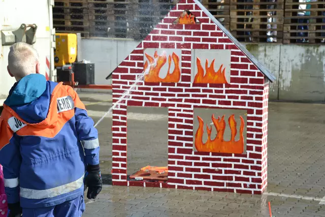 Der potentielle Nachwuchs der Ohlendorfer Feuerwehr kann sich hier schon mal ausprobieren  | Foto: BEHR AG