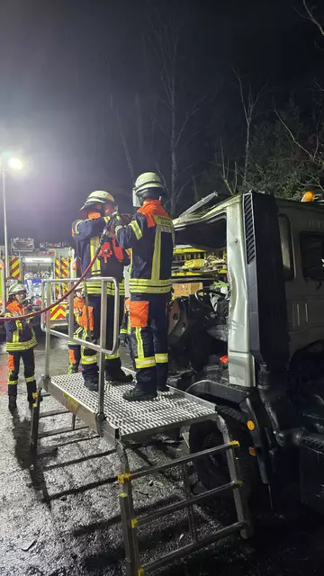 Dank der Hilfe eines Abschleppunternehmens in Ramelsloh konnten die Mitglieder der Feuerwehr Maschen an einem bereit gestellten LKW die Rettung von Personen aus Fahrerkabinen sowie diverse Techniken zum Öffnen der Kabine üben | Foto: Jan Gagelmann, FF Maschen