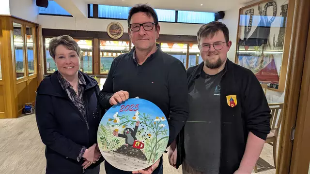 Das Schießen auf die Ehrenscheibe gewann Manfred Menth (Mi.), dem die Schießoffiziere Nicole Schmidt und Lukas Ben Kabbe gratulierten | Foto: Janina Richert