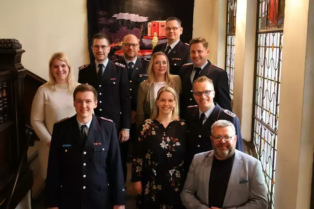 Ralf Dessel (vo. re.) mit den geehrten Feuerwehrmännern und ihren Partnerinnen | Foto: Timm Gerken/ Feuerwehr Buxtehude