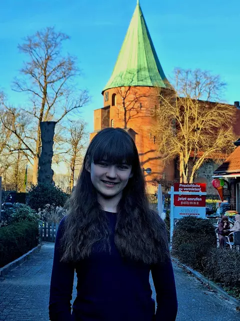 Elisa Kröger (13) vor der Salzhäuser St.-Johannis-Kirche, in der sie im Mai konfirmiert wird | Foto: Sandro Kröger