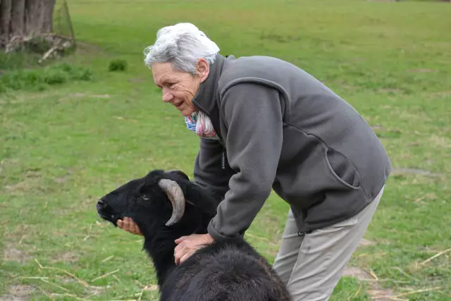 Renate Voß mit Bock "Lucky"