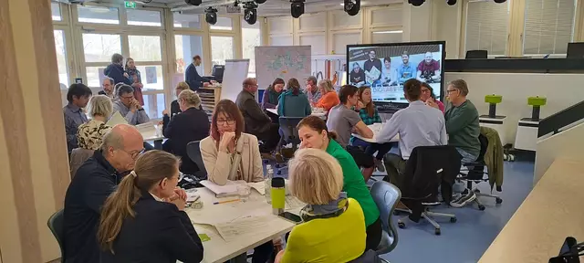 In kleinen Gruppen entwickeln die Teilnehmerinnen und Teilnehmer des Workshops Ideen für die Bildungsstrategie und eine gemeinsame Bildungslandschaft | Foto: Landkreis Harburg