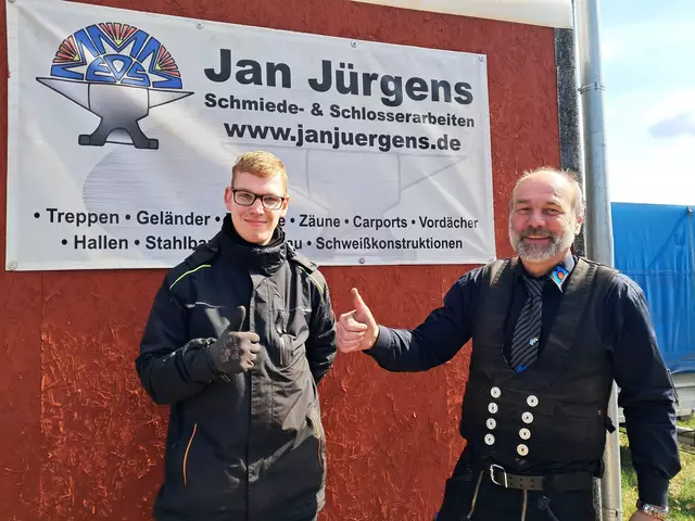 Daumen hoch für das Handwerk von Auszubildenden Malte Wolfram Löser und Meister Jan Jürgens | Foto: Anika Werner