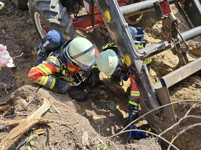 Die Feuerwehr Seevetal war bei einer undichten Gasleitung in Helmstorf im Einsatz, diese wurde mit einer Spezialklemme abgedichtet | Foto:  Pressestelle Feuerwehr Seevetal