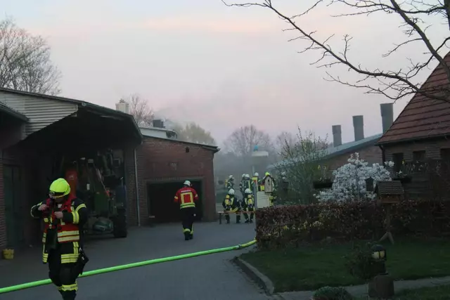Drei Ortsfeuerwehren rückten zu einem Brand in Ahrensmoor-West an | Foto: Jürgen Bockelmann / FFW Ahlerstedt