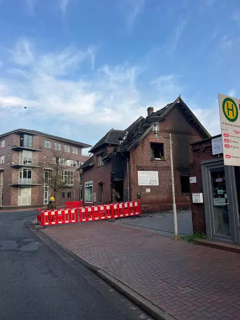 Bei dem Brand wurde ein Gebäude stark beschädigt | Foto: Dario