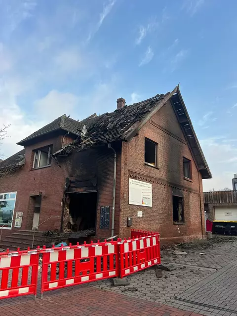 Bei dem Brand wurde ein Gebäude stark beschädigt | Foto: Dario