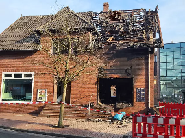 Bei dem Brand wurde ein Gebäude stark beschädigt | Foto: sh