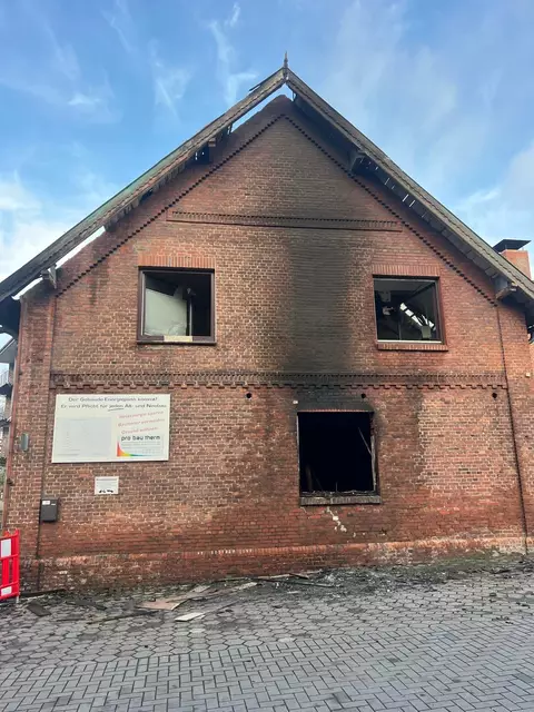 Bei dem Brand wurde ein Gebäude stark beschädigt | Foto: Dario